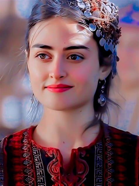 esra bilgiç age|Esra Bilgiç Age, Height, Wiki, Biography, Family, Net。